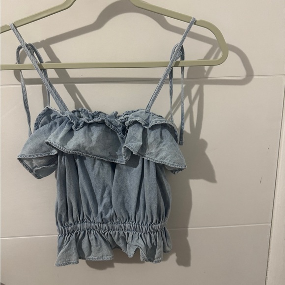 American Eagle denim crop top . Tagged as XS but fits S due . - Picture 4 of 4